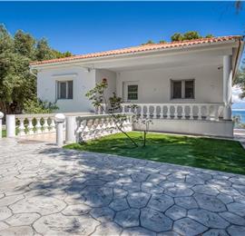 4 bedroom villa with pool by the sea, near Corfu town, sleeps 8